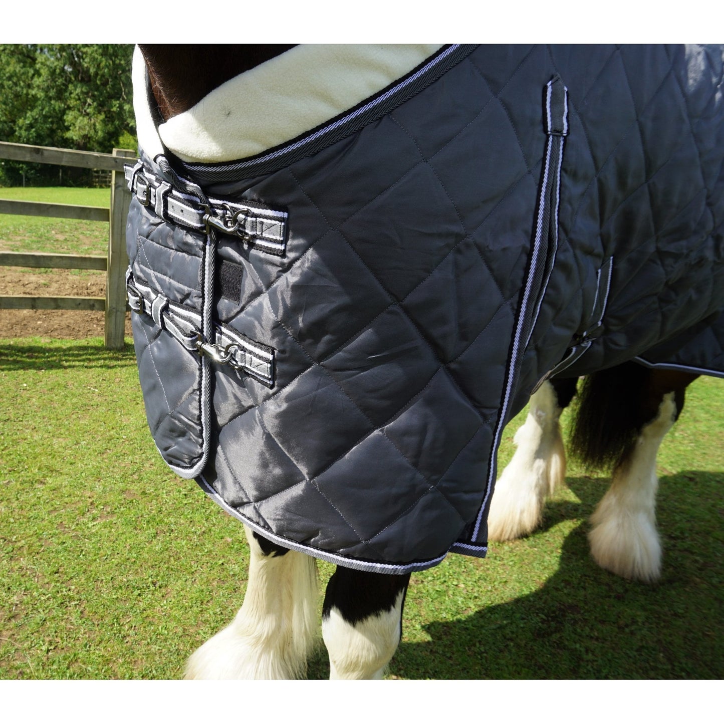 Heavy Horse 100g Stable Rug With Fleece Collar
